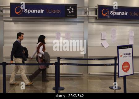 Bildnummer: 56982154  Datum: 28.01.2012  Copyright: imago/Xinhua (120128) -- MADRID, Jan. 28, 2012 (Xinhua) -- read the notice that Spain s Spanair airlines left in the closed costumer service at the Terminal 2 of Barajas Airport in Spain, Madrid, on Jan. 28, 2012. The collapse of Spanish airline Spanair on Friday night has resulted in the cancellation of 220 flights this weekend and has affected over 22,700 passengers. (Xinhua/Ginnette Riquelme) SPAIN-ECONOMY-SPANAIR AIRLINES-SUSPEND PUBLICATIONxNOTxINxCHN Wirtschaft Verkehr Luftfahrt Insolvenz Pleite xjh x0x premiumd 2012 quer      56982154 Stock Photo