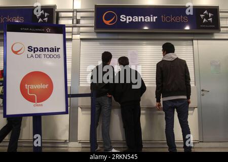 Bildnummer: 56982152  Datum: 28.01.2012  Copyright: imago/Xinhua (120128) -- MADRID, Jan. 28, 2012 (Xinhua) -- read the notice that Spain s Spanair airlines left in the closed costumer service at the Terminal 2 of Barajas Airport in Spain, Madrid, on Jan. 28, 2012. The collapse of Spanish airline Spanair on Friday night has resulted in the cancellation of 220 flights this weekend and has affected over 22,700 passengers. (Xinhua/Ginnette Riquelme) SPAIN-ECONOMY-SPANAIR AIRLINES-SUSPEND PUBLICATIONxNOTxINxCHN Wirtschaft Verkehr Luftfahrt Insolvenz Pleite xjh x0x premiumd 2012 quer      56982152 Stock Photo