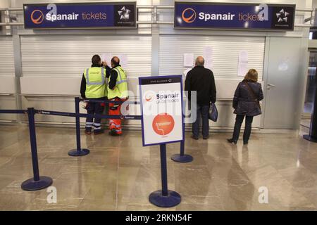 Bildnummer: 56982153 Datum: 28.01.2012 Copyright: imago/Xinhua (120128) -- MADRID, 28. Januar 2012 (Xinhua) -- Lesen Sie die Mitteilung, dass die spanischen Spanair-Fluggesellschaften am 28. Januar 2012 im Terminal 2 des Flughafens Barajas in Spanien, Madrid, den geschlossenen Kundenservice verlassen haben. Der Zusammenbruch der spanischen Fluggesellschaft Spanair am Freitagabend hat zu einer Annullierung von 220 Flügen an diesem Wochenende geführt und über 22.700 Passagiere betroffen. (Xinhua/Ginnette Riquelme) SPANIEN-ECONOMY-SPANAIR AIRLINES-SUSPENSION PUBLICATIONxNOTxINxCHN Wirtschaft Verkehr Luftfahrt Insolvenz Pleite xjh x0x Premiumd 2012 quer 56982153 Stockfoto