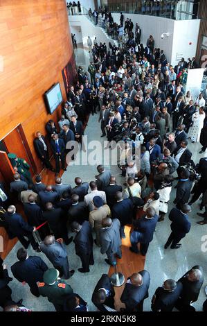 Bildnummer: 56987469  Datum: 29.01.2012  Copyright: imago/Xinhua (120130) -- ADDIS ABABA, Jan. 30, 2012 (Xinhua) -- Journalists wait outside the venue of a closed-door session of AU summit in Addis Ababa, Jan. 29, 2012. Jean Ping will maintain his position until next AU summit, as AUC election was postponed due to fierce competition, said diplomatic sources here on Jan. 30. (Xinhua/Ding Haitao) (zx) ETHIOPIA-ADDIS ABABA-AUC ELECTION-POSTPONE PUBLICATIONxNOTxINxCHN People Politik xda x0x premiumd 2012 hoch      56987469 Date 29 01 2012 Copyright Imago XINHUA  Addis Ababa Jan 30 2012 XINHUA Jour Stock Photo