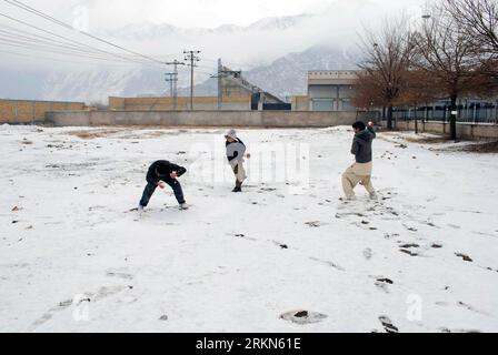 Bildnummer: 56991241 Datum: 31.01.2012 Copyright: imago/Xinhua (120131) -- QUETTA, 31. Januar 2012 (Xinhua) -- pakistanische Jungen werfen am 31. Januar 2012 Schneebälle, während sie in einem schneebedeckten Park nach starkem Schneefall im südwestlichen pakistanischen Quetta spielen. Quetta wurde kürzlich von einer kalten Welle mit eiskaltem Regen und Schneefall getroffen.(Xinhua Photo/Mohammad)(wn) PAKISTAN-QUETTA-WETTER-SCHWERER Schnee PUBLICATIONxNOTxINxCHN Gesellschaft Winter Schnee xda x0x 2012 quer Highlight 56991241 Datum 31 01 2012 Copyright Imago XINHUA Quetta Jan 31 2012 XINHUA Pakistani Jungen werfen Schneebälle, während sie in einer Schneehülle spielen Stockfoto