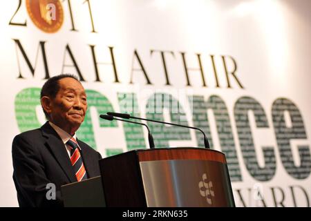 Bildnummer: 56995961  Datum: 31.01.2012  Copyright: imago/Xinhua (120201) -- KUALA LUMPUR, Feb. 1, 2012 (Xinhua) -- China s leading agricultural scientist Yuan Longping speaks during the awarding ceremony of the 2011 Mahathir Science Award in Kuala Lumpur, Malaysia, Jan. 31, 2012. Yuan Longping was presented the 2011 Mahathir Science Award for his contribution in developing hybrid rice, which has lifted millions of from starvation. (Xinhua/Chong Voon Chung) (yc) MALAYSIA-YUAN LONGPING-AWARD PUBLICATIONxNOTxINxCHN People Kultur Wissenschaft xns x0x 2012 quer      56995961 Date 31 01 2012 Copyri Stock Photo