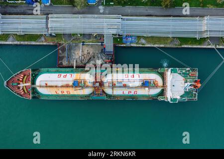 Tankschiff mit Flüssiggas. Ladevorgang des Tankers, Dröhnen aus der Vogelperspektive Stockfoto
