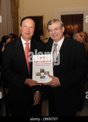 Bildnummer: 57009205 Datum: 02.02.2012 Copyright: imago/Xinhua (120202) -- VALLETTA(MALTA), 2. Februar 2012 (Xinhua) -- Zhang Keyuan (L), chinesischer Botschafter in Malta, präsentiert ein Erinnerungsalbum an Maltas Vize-Premierminister und Außenminister Tonio Borg nach einem Seminar zum 40. Jahrestag der Aufnahme diplomatischer Beziehungen zwischen China und Malta in Valletta, der Hauptstadt Maltas, am 2. Februar 2012. Die Beziehungen zwischen China und Malta waren erfolgreich und fruchtbar, sagte der chinesische Botschafter in Malta, Zhang Keyuan, am Donnerstag anlässlich des 40. Gründungsjubiläums der t Stockfoto