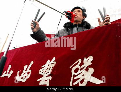 Bildnummer: 57015694 Datum: 04.02.2012 Copyright: imago/Xinhua (120204) -- ZHENGZHOU, 4. Februar 2012 (Xinhua) -- Ein Mann spielt eine Oper während einer Majie-Geschichtenerzählmesse im Majie-Dorf Baofeng, Provinz Henan, 4. Februar 2012. Majie Story-Telling, ein großes Treffen für chinesische Volkskunst-Formen, das Balladen-Singen, Geschichtenerzählen, Clapper Talks, Cross Talks und so weiter umfasst, fand am Samstag in Majie Village statt. Das Ticket-freie Event zog mehr als eintausend Folkkünstler und viele Fans aus dem ganzen Land an. (Xinhua/Wang Song) (zhs) CHINA-ZHENGZHOU-MAJIE-F Stockfoto