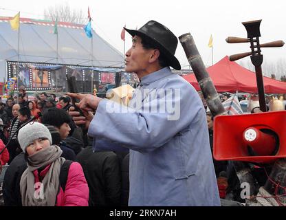 Bildnummer: 57015687  Datum: 04.02.2012  Copyright: imago/Xinhua (120204) -- ZHENGZHOU, Feb. 4, 2012 (Xinhua) -- An artist performs the Chinese story-telling during a Majie Story-telling Fair in Majie village of Baofeng county, central China s Henan Province, Feb. 4, 2012. Majie Story-telling, a grand gathering for Chinese folk art forms which includes ballad singing, story-telling, clapper talks, cross talks and so on, was held in Majie village on Saturday. The ticket-free event attracted more than one thousands folk artists and many fans from all over the country. (Xinhua/Wang Song) (zhs) CH Stock Photo