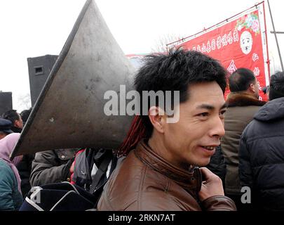 Bildnummer: 57015688 Datum: 04.02.2012 Copyright: imago/Xinhua (120204) -- ZHENGZHOU, 4. Februar 2012 (Xinhua) -- ein Künstler trägt seinen Lautsprecher während einer Majie Story-Telling-Messe im Majie-Dorf Baofeng, Provinz Henan, 4. Februar 2012. Majie Story-Telling, ein großes Treffen für chinesische Volkskunst-Formen, das Balladen-Singen, Geschichtenerzählen, Clapper Talks, Cross Talks und so weiter umfasst, fand am Samstag in Majie Village statt. Das Ticket-freie Event zog mehr als eintausend Folkkünstler und viele Fans aus dem ganzen Land an. (Xinhua/Wang Song) (zhs) CHINA-ZHENGZH Stockfoto