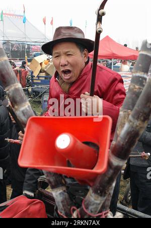 Bildnummer: 57015685  Datum: 04.02.2012  Copyright: imago/Xinhua (120204) -- ZHENGZHOU, Feb. 4, 2012 (Xinhua) -- An artist performs the Chinese story-telling during a Majie Story-telling Fair in Majie village of Baofeng county, central China s Henan Province, Feb. 4, 2012. Majie Story-telling, a grand gathering for Chinese folk art forms which includes ballad singing, story-telling, clapper talks, cross talks and so on, was held in Majie village on Saturday. The ticket-free event attracted more than one thousands folk artists and many fans from all over the country. (Xinhua/Wang Song) (zhs) CH Stock Photo