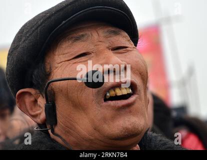 Bildnummer: 57015695  Datum: 04.02.2012  Copyright: imago/Xinhua (120204) -- ZHENGZHOU, Feb. 4, 2012 (Xinhua) -- A man performs during a Majie Story-telling Fair in Majie village of Baofeng county, central China s Henan Province, Feb. 4, 2012. Majie Story-telling, a grand gathering for Chinese folk art forms which includes ballad singing, story-telling, clapper talks, cross talks and so on, was held in Majie village on Saturday. The ticket-free event attracted more than one thousands folk artists and many fans from all over the country. (Xinhua/Wang Song) (zhs) CHINA-ZHENGZHOU-MAJIE-FOLK ART ( Stock Photo