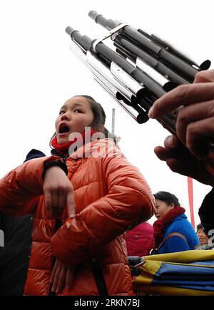 Bildnummer: 57015689  Datum: 04.02.2012  Copyright: imago/Xinhua (120204) -- ZHENGZHOU, Feb. 4, 2012 (Xinhua) -- A girl performs an opera during a Majie Story-telling Fair in Majie village of Baofeng county, central China s Henan Province, Feb. 4, 2012. Majie Story-telling, a grand gathering for Chinese folk art forms which includes ballad singing, story-telling, clapper talks, cross talks and so on, was held in Majie village on Saturday. The ticket-free event attracted more than one thousands folk artists and many fans from all over the country. (Xinhua/Wang Song) (zhs) CHINA-ZHENGZHOU-MAJIE- Stock Photo