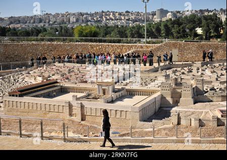 Bildnummer: 57017322  Datum: 04.02.2012  Copyright: imago/Xinhua (120205) -- JERUSALEM, Feb. 5, 2012 (Xinhua) -- This photo taken on Feb. 4, 2012 shows the Second Temple Model, a 50:1 scale model of ancient Jerusalem at its peak in 66 C.E., in the campus of Israel Museum in Jerusalem. Israel Museum was founded in 1965 and has become Israel s leading cultural institution. Its collections, nearly 500,000 objects of fine art, archaeology, Judaica and Jewish ethnography, represent the history of World culture from nearly one million years ago to the present day. (Xinhua/Yin Dongxun)(axy) MIDEAST-J Stock Photo