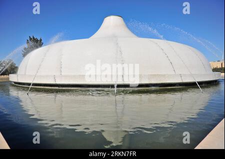 Bildnummer: 57017319  Datum: 04.02.2012  Copyright: imago/Xinhua (120205) -- JERUSALEM, Feb. 5, 2012 (Xinhua) -- This photo taken on Feb. 4, 2012 shows the Shrine of the Book which is the home of the Dead Sea Scrolls and other rare ancient manuscripts, in the campus of Israel Museum in Jerusalem. Israel Museum was founded in 1965 and has become Israel s leading cultural institution. Its collections, nearly 500,000 objects of fine art, archaeology, Judaica and Jewish ethnography, represent the history of World culture from nearly one million years ago to the present day. (Xinhua/Yin Dongxun)(ax Stock Photo