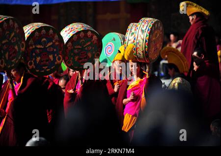 Bildnummer: 57018157  Datum: 05.02.2012  Copyright: imago/Xinhua (120205) -- XIAHE, Feb. 5, 2012 (Xinhua) -- Monks perform dance in the Labrang Monastery in Xiahe County, northwest China s Gansu Province, Feb. 5, 2012. Labrang Monastery held a Buddhist dance performance on Sunday, the 14th day of the first month in the traditional lunar calendar. The important event is held to pray for an auspicious new year. Labrang Monastery, built in 1709, is home to more than 1,000 lamas and is one of six prestigious monasteries of the Gelugpa, also known as the Yellow Hat Sect, of Tibetan Buddhism. (Xinhu Stock Photo