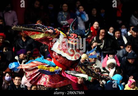 Bildnummer: 57018160  Datum: 05.02.2012  Copyright: imago/Xinhua (120205) -- XINING, Feb. 5, 2011 (Xinhua) -- A lama in ritual mask and costume performs a ghost dance during a religious rite at the Taer Monastery in Xining, northwest China s Qinghai Province, Feb. 5, 2012. The ghost dance is performed across Tibetan regions to ward off disasters and bring luck and fortune. (Xinhua/Zhang Hongxiang) (ljh) CHINA-QINGHAI-TAER MONASTERY-GHOST DANCE (CN) PUBLICATIONxNOTxINxCHN Gesellschaft Religion Buddhismus Tradition Tanz Geistertanz xbs x0x 2012 quer premiumd      57018160 Date 05 02 2012 Copyrig Stock Photo