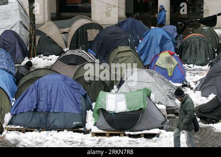 Bildnummer: 57019182  Datum: 05.02.2012  Copyright: imago/Xinhua (120205) -- LONDON, Feb. 5, 2012 (Xinhua) -- Protestors tents are set up in the snow outside the St. Paul s Cathedral in London, Britain, Feb. 5, 2012. (Xinhua/Bimal Gautam) UK-LONDON-OCCUPY-SNOW PUBLICATIONxNOTxINxCHN Gesellschaft Politik Wirtschaft Protest Occupy Bewegung Finanzkrise Wirtschaftskrise Krise GBR Anti xns x2x 2012 quer premiumd o0 Protestcamp, Camp, Zelt, Lager, Zeltlager, Kälte, Winter, Jahreszeit     57019182 Date 05 02 2012 Copyright Imago XINHUA  London Feb 5 2012 XINHUA protestors Tents are Set up in The Snow Stock Photo