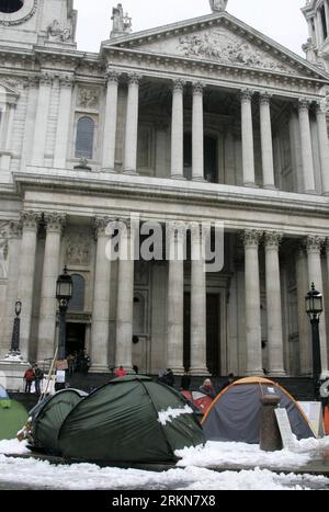 Bildnummer: 57019183  Datum: 05.02.2012  Copyright: imago/Xinhua (120205) -- LONDON, Feb. 5, 2012 (Xinhua) -- Protestors tents are set up in the snow outside the St. Paul s Cathedral in London, Britain, Feb. 5, 2012. (Xinhua/Bimal Gautam) UK-LONDON-OCCUPY-SNOW PUBLICATIONxNOTxINxCHN Gesellschaft Politik Wirtschaft Protest Occupy Bewegung Finanzkrise Wirtschaftskrise Krise GBR Anti xns x2x 2012 hoch premiumd  o0 Protestcamp, Camp, Zelt, Lager, Zeltlager, Kälte, Winter, Jahreszeit     57019183 Date 05 02 2012 Copyright Imago XINHUA  London Feb 5 2012 XINHUA protestors Tents are Set up in The Sno Stock Photo