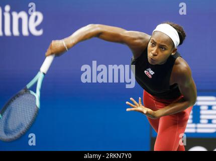 Flushing Meadow, USA. 25. August 2023. Coco Gauff übt im Arthur Ashe Stadium bei den US Open Tennis Championships 2023 im USTA Billie Jean King National Tennis Center am Freitag, den 25. August 2023 in New York City. Foto von John Angelillo/UPI Credit: UPI/Alamy Live News Stockfoto