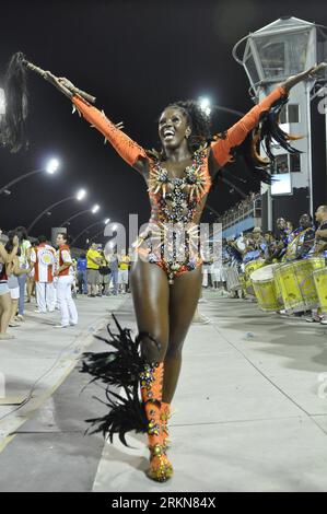 Bildnummer: 57023382  Datum: 05.02.2012  Copyright: imago/Xinhua (120207) -- SAO PAULO, Feb. 7, 2012 (Xinhua) -- A woman participates in the general rehearsal of the samba school prior to the 2012 Carnival at the Anhembi Sambodromo in Sao Paulo, Brazil, on Feb. 5, 2012. (Xinhua/Levi Bianco/News Free/Agencia Estado) (BRAZIL OUT) (zyw) BRAZIL-SAO PAULO-CARNIVAL-REHEARSAL PUBLICATIONxNOTxINxCHN Gesellschaft Traditionelle Feste Karneval Generalprobe Sambaschule xjh x0x premiumd 2012 hoch      57023382 Date 05 02 2012 Copyright Imago XINHUA  Sao Paulo Feb 7 2012 XINHUA a Woman participates in The G Stock Photo