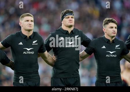 Neuseelands Jordie Barrett (links), Neuseelands Scott Barrett (Mitte) und Neuseelands Beauden Barrett während der Nationalhymne vor dem internationalen Spiel im Twickenham Stadium, London. Bilddatum: Freitag, 25. August 2023. Stockfoto