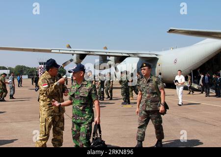 Bildnummer: 57027280 Datum: 07.02.2012 Copyright: imago/Xinhua (120207) -- NAKHON RATCHASIMA, 7. Februar 2012 (Xinhua) -- Militärpersonal trifft am 7. Februar 2012 auf einer thailändischen Luftwaffenbasis in der ostthailändischen Provinz Nakhon Ratchasima ein. Cobra Gold, eine US-geführte jährliche multinationale Übung und die größte ihrer Art in Südostasien, begann am Dienstag in Ostthailand. (Xinhua/Yang Dingdu) (lyx) THAILAND-NAKHON RATCHASIMA-COBRA GOLD PUBLICATIONxNOTxINxCHN Gesellschaft Militär Manöver Übung Militärübung xns x0x 2012 quer 57027280 Datum 07 02 2012 Copyright Imago XINHUA Nakhon Ratchasima Feb Stockfoto