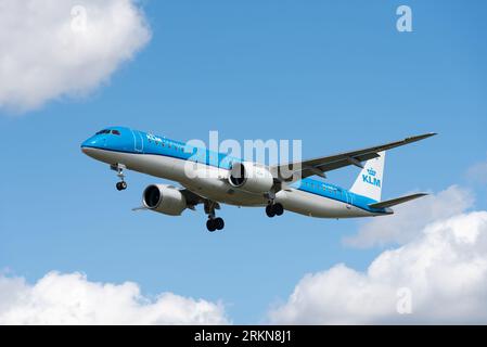 KLM Cityhopper Embraer 195-E2 Jet Airliner PH-NXO landet im Finale am London Heathrow Airport, UK. KLM Regionalfluggesellschaft. Neuer Embraer 195-E2 Jet Stockfoto