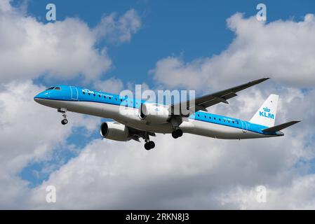 KLM Cityhopper Embraer 195-E2 Jet Airliner PH-NXO landet im Finale am London Heathrow Airport, UK. KLM Regionalfluggesellschaft. Neuer Embraer 195-E2 Jet Stockfoto