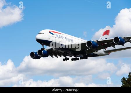 British Airways Airbus A380-841 Jet-Flugzeug G-XLEB im Finale landen auf London Heathrow Airport, UK. BA A380 Super Jumbo Flugzeug Stockfoto