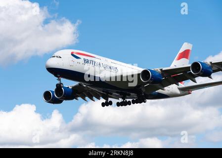 British Airways Airbus A380-841 Jet-Flugzeug G-XLEB im Finale landen auf London Heathrow Airport, UK. BA A380 Super Jumbo Flugzeug Stockfoto