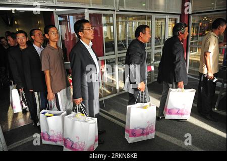 Bildnummer: 57033992  Datum: 08.02.2012  Copyright: imago/Xinhua (120209) -- NAIROBI, Feb. 9, 2012 (Xinhua) -- Chinese who were freed from abduction by Sudanese rebels prepare to board a flight at the Nairobi Jomo Kenyatta International Airport in Nairobi, Kenya, Feb. 8, 2012. Twenty-nine Chinese workers who were freed from abduction by Sudanese rebels set on their way home Wednesday after a 24-hour stay in Nairobi. (Xinhua/Ding Haitao) KENYA-NAIROBI-CHINESE WORKERS-SET OFF PUBLICATIONxNOTxINxCHN Gesellschaft Politik Freilassung Geisel Entführung Rebellen x0x xst premiumd 2012 quer      570339 Stock Photo