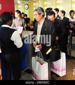 Bildnummer: 57033995  Datum: 08.02.2012  Copyright: imago/Xinhua (120209) -- NAIROBI, Feb. 9, 2012 (Xinhua) -- Chinese who were freed from abduction by Sudanese rebels prepare to board a flight at the Nairobi Jomo Kenyatta International Airport in Nairobi, Kenya, Feb. 8, 2012. Twenty-nine Chinese workers who were freed from abduction by Sudanese rebels set on their way home Wednesday after a 24-hour stay in Nairobi. (Xinhua/Ding Haitao) KENYA-NAIROBI-CHINESE WORKERS-SET OFF PUBLICATIONxNOTxINxCHN Gesellschaft Politik Freilassung Geisel Entführung Rebellen x0x xst premiumd 2012 quadrat      570 Stock Photo