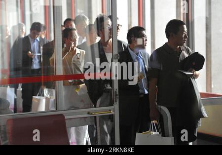 Bildnummer: 57033989  Datum: 08.02.2012  Copyright: imago/Xinhua (120208) -- NAIROBI, Feb. 8, 2012 (Xinhua) -- The 29 Chinese who were freed from abduction by Sudanese rebels prepare to board a flight at the Nairobi Jomo Kenyatta International Airport in Nairobi, Kenya, Feb. 8, 2012. Twenty-nine Chinese workers who were freed from abduction by Sudanese rebels set on their way home Wednesday after a 24-hour stay in Nairobi. (Xinhua/Ding Haitao) KENYA-NAIROBI-CHINESE WORKERS-SET OFF PUBLICATIONxNOTxINxCHN Gesellschaft Politik Freilassung Geisel Entführung Rebellen x0x xst premiumd 2012 quer Stock Photo