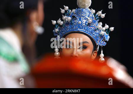 Bildnummer: 57033982  Datum: 08.02.2012  Copyright: imago/Xinhua (120208) -- BEIJING, Feb. 8, 2012 (Xinhua) -- Wu Fenghua performs at a night show in Qianqing Village in Shaoxing, east China s Zhejiang Province, Jan. 29, 2012. Niuniu started to cry out of loud when his mother was leaving for a week-long cruise performance during the Spring Festival holidays, a traditional family gathering time for Chinese families. The mother of the four-year-old boy Wu Fenghua, a star actor of Xiaobaihua Shaoxing Opera Troupe in Shaoxing, was busy acting for local farmers around villages at the Chinese Lunar Stock Photo