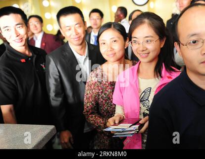 Bildnummer: 57033993  Datum: 08.02.2012  Copyright: imago/Xinhua (120209) -- NAIROBI, Feb. 9, 2012 (Xinhua) -- Chinese who were freed from abduction by Sudanese rebels prepare to board a flight at the Nairobi Jomo Kenyatta International Airport in Nairobi, Kenya, Feb. 8, 2012. Twenty-nine Chinese workers who were freed from abduction by Sudanese rebels set on their way home Wednesday after a 24-hour stay in Nairobi. (Xinhua/Ding Haitao) KENYA-NAIROBI-CHINESE WORKERS-SET OFF PUBLICATIONxNOTxINxCHN Gesellschaft Politik Freilassung Geisel Entführung Rebellen x0x xst premiumd 2012 quer      570339 Stock Photo