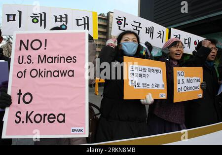 Bildnummer: 57038752 Datum: 09.02.2012 Copyright: imago/Xinhua (120209) -- SEOUL, 9. Februar 2012 (Xinhua) -- südkoreanische Bürgeraktivisten protestieren gegen einen angeblichen Schritt, einige US-Marinesoldaten aus Okinawa in Japan vor der US-Botschaft in Seoul am 9. Februar 2012 nach Südkorea zu verlegen. (Xinhua/Park Jin hee) (mx) SÜDKOREA-SEOUL-USA MARINES-PROTEST PUBLICATIONxNOTxINxCHN Gesellschaft Militär Protest Demo Südkorea xbs x0x 2012 quer 57038752 Datum 09 02 2012 Copyright Imago XINHUA Seoul 9. Februar 2012 XINHUA südkoreanische Bürgeraktivisten protestieren gegen einen angeblichen Umzug Stockfoto