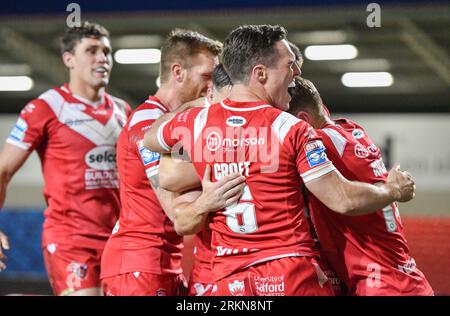 Eccles, Großbritannien. 25. August 2023. Salford feiert Salfords Andy Ackers Try, während des Spiels Salford Red Devils vs Wakefield Trinity in der Betfred Super League Round 23 im AJ Bell Stadium, Eccles, Großbritannien, 25. August 2023 (Foto: Cody Froggatt/News Images) in Eccles, Großbritannien am 25. August 2023. (Foto: Cody Froggatt/News Images/SIPA USA) Credit: SIPA USA/Alamy Live News Stockfoto