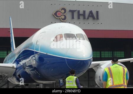 Bildnummer: 57042414  Datum: 09.02.2012  Copyright: imago/Xinhua (120209) -- BANGKOK, Feb. 9, 2012 (Xinhua) -- A Boeing 787 airplane is seen at Suvarnabhumi Airport in Samut-prakan province, Thailand, Feb. 9, 2012, after traveling 12,358 kilometers non-stop from Seattle, Washington, the United States. The Boeing 787 airplane visited Thai Airways International on Thursday, and it will visit Singapore from Feb. 11 to Feb. 18, 2012 at Singapore Airlines and to be on display at the Singapore Airshow. (Xinhua/Rachen Sageamsak) (msq) THAILAND-BOEING-787 PUBLICATIONxNOTxINxCHN Wirtschaft Verkehr Luft Stock Photo