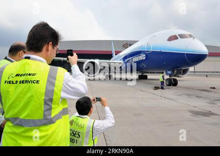 Bildnummer: 57042413  Datum: 09.02.2012  Copyright: imago/Xinhua (120209) -- BANGKOK, Feb. 9, 2012 (Xinhua) -- Staff members take photos of a Boeing 787 airplane at Suvarnabhumi Airport in Samut-prakan province, Thailand, Feb. 9, 2012, after traveling 12,358 kilometers non-stop from Seattle, Washington, the United States. The Boeing 787 airplane visited Thai Airways International on Thursday, and it will visit Singapore from Feb. 11 to Feb. 18, 2012 at Singapore Airlines and to be on display at the Singapore Airshow. (Xinhua/Rachen Sageamsak) (msq) THAILAND-BOEING-787 PUBLICATIONxNOTxINxCHN Wi Stock Photo