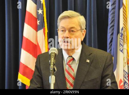 Bildnummer: 57047651  Datum: 08.02.2012  Copyright: imago/Xinhua (120210) -- DES MOINES, Feb. 10, 2012 (Xinhua) -- Iowa Governor Terry Branstad addresses a news conference in Des Moines, capital of Iowa State of the United States, Feb. 8, 2012. (Xinhua/Jiang Xingtong) (gf) US-IOWA-GOVERNOR-PRESS CONFERENCE PUBLICATIONxNOTxINxCHN People Politik xbs x1x 2012 quer     57047651 Date 08 02 2012 Copyright Imago XINHUA  the Moines Feb 10 2012 XINHUA Iowa Governor Terry  addresses a News Conference in the Moines Capital of Iowa State of The United States Feb 8 2012 XINHUA Jiang  GF U.S. Iowa Governor Stock Photo