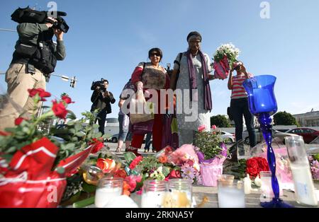 Bildnummer: 57061622 Datum: 12.02.2012 Copyright: imago/Xinhua (120213) -- LOS ANGELES, 13. Februar 2012 (Xinhua) -- Fans platzieren Blumen und Notizen an einer Gedenkstätte für Whitney Houston vor dem Beverly Hills Hilton Hotel am Sonntag, 12. Februar 2012, in Beverly Hills, Kalifornien. Whitney Houston, die als Königin der Popmusik regierte, bis ihre majestätische Stimme und ihr königliches Image durch Drogenkonsum, unberechenbares Verhalten und eine turbulente Ehe mit dem Sänger BobbyBrown verwüstet wurden, starb am Samstag, den 11. Februar im Alter von 48 Jahren. (Xinhua/Zhao Hanrong) USA-LOS ANGELES-WHITENEY HOUSTON-FANS PUBLICATIONxNOTxINxCHN People Entertainment M Stockfoto