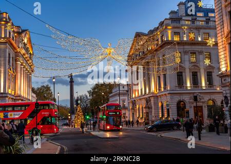 London, England, Großbritannien - 23. November 2022: Straßenansicht in London bei Dämmerung, veranschaulicht das Stadtleben in den Weihnachtsferien mit Engelslichtern d Stockfoto