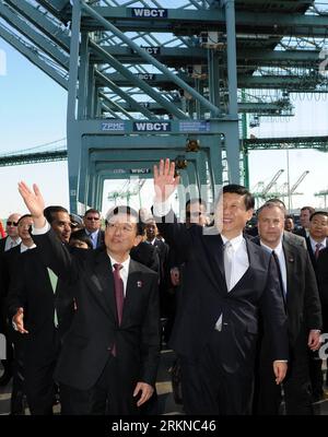 Bildnummer: 57080610  Datum: 16.02.2012  Copyright: imago/Xinhua (120216) -- LOS ANGELES, Feb. 16, 2012 (Xinhua) -- Chinese Vice President Xi Jinping (R, front) waves to crew as he tours China Shipping at the Port of Los Angeles in Los Angeles, California, the United States, on Feb. 16, 2012. (Xinhua/Liu Jiansheng) (ly) U.S.-CHINA-XI JINPING-CHINA SHIPPING-TOUR (CN) PUBLICATIONxNOTxINxCHN People Politik USA xbs x0x 2012 hoch      57080610 Date 16 02 2012 Copyright Imago XINHUA  Los Angeles Feb 16 2012 XINHUA Chinese Vice President Xi Jinping r Front Waves to Crew As he Tours China Shipping AT Stock Photo