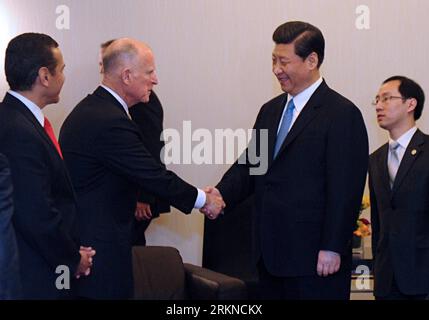 Bildnummer: 57085162  Datum: 17.02.2012  Copyright: imago/Xinhua (120217) -- LOS ANGELES, Feb. 17, 2012 (Xinhua) -- Chinese Vice President Xi Jinping (2nd R) meets with California Governor Jerry Brown and Los Angeles Mayor Antonio Villaraigosa in Los Angeles, the United States, Feb. 17, 2012. (Xinhua/Zhang Duo) (ljh) U.S.-CHINA-XI JINPING-CALIFORNIA GOVERNOR-L.A. MAYOR-MEETING (CN) PUBLICATIONxNOTxINxCHN People Politik xda x0x premiumd 2012 quer      57085162 Date 17 02 2012 Copyright Imago XINHUA  Los Angeles Feb 17 2012 XINHUA Chinese Vice President Xi Jinping 2nd r Meets With California Gov Stockfoto