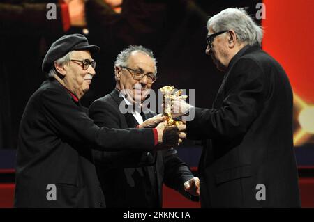 (120218) -- BERLIN, Feb. 18, 2012 (Xinhua) -- Italian directors Paolo Taviani (L) and Vittorio Taviani (C) for the movie Caesare Deve Morire ( Caesar Must Die ) receive the Golden Bear award for the best film from Berlinale s director Dieter Kosslick (R) during the awards ceremony at the 62nd Berlinale film festival in Berlin, capital of Germany, on Feb. 18, 2012. (Xinhua/Ma Ning) (yy) GERMANY-BERLINALE FILM FESTIVAL- PUBLICATIONxNOTxINxCHN Stock Photo