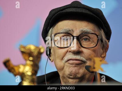 (120218) -- BERLIN, Feb. 18, 2012 (Xinhua) -- Italian director Vittorio Taviani of the movie Caesare Deve Morire (Caesar Must Die) speaks to media after awards ceremony during the 62nd Berlinale International Film Festival in Berlin, capital of Germany, Feb. 18, 2012. (Xinhua/Ma Ning) (yt) GERMANY-BERLINALE FILM FESTIVAL-AWARDS CEREMONY PUBLICATIONxNOTxINxCHN Stock Photo