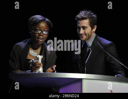 Bildnummer: 57088338  Datum: 18.02.2012  Copyright: imago/Xinhua (120218) -- BERLIN, Feb. 18, 2012 (Xinhua) -- Actress Rachel Mwanza (L) speaks after receiving the Silver Bear for the best actress from US actor and Berlinale Jury member Jake Gyllenhaal during the awards ceremony at the 62nd Berlinale International Film Festival in Berlin, capital of German, Feb. 18, 2012. Mwanza was awarded for her work in the movie Rebelle (War Witch). (Xinhua/Ma Ning) (yt) GERMANY-BERLINALE FILM FESTIVAL-AWARDS CEREMONY PUBLICATIONxNOTxINxCHN Kultur Entertainment People Film 62. Internationale Filmfestspiele Stock Photo