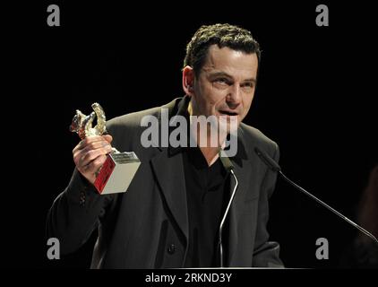 120218 -- BERLIN, 18. Februar 2012 Xinhua -- Regisseur Christian Petzold des Films Barbara spricht, nachdem er den Silbernen Bären als beste Regisseurin während der Preisverleihung beim 62. Berlinale International Film Festival in Berlin, Hauptstadt der Deutschen, am 18. Februar 2012 erhalten hat. Xinhua/Ma Ning yt GERMANY-BERLINALE FILM FESTIVAL-PREISVERLEIHUNG PUBLICATIONxNOTxINxCHN Stockfoto