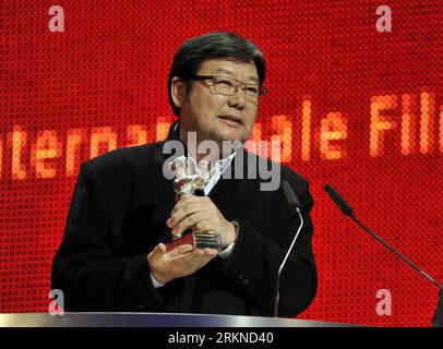 Bildnummer: 57088362  Datum: 18.02.2012  Copyright: imago/Xinhua (120218) -- BERLIN, Feb. 18, 2012 (Xinhua) -- Producer of the movie Bai Lu Yuan speaks after receiving the Silver Bear award for an outstanding artistic contribution in the categories Camera on behalf of Germany s Cinematographer Reitemeier during the awards ceremony at the 62nd Berlinale International Film Festival in Berlin, capital of German, Feb. 18, 2012. (Xinhua/Ma Ning) (yt) GERMANY-BERLINALE FILM FESTIVAL-AWARDS CEREMONY PUBLICATIONxNOTxINxCHN Kultur Entertainment People Film 62. Internationale Filmfestspiele Berlinale Be Stock Photo