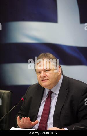 Bildnummer: 57096395 Datum: 21.02.2012 Copyright: imago/Xinhua (120221) -- ATHEN, 21. Februar 2012 (Xinhua) -- der griechische Finanzminister Evangelos Venizelos spricht auf einer Pressekonferenz in Athen, Griechenland, 21. Februar 2012. Die Griechen begrüßten am Dienstag unbehaglich die Nachricht, dass ihr Land wahrscheinlich im nächsten Monat nicht in Verzug geraten wird. (Xinhua/Marios Lolos) GRIECHENLAND-ECONOMY-DEBTS PUBLICATIONxNOTxINxCHN People Politik Porträt xjh x0x premiumd 2012 hoch 57096395 Datum 21 02 2012 Copyright Imago XINHUA Athen 21. Februar 2012 XINHUA griechische Finanzminister Evangelos Venizelos spricht AUF einem Pressekonferen Stockfoto