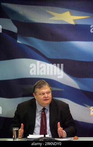 Bildnummer: 57096405 Datum: 21.02.2012 Copyright: imago/Xinhua (120221) -- ATHEN, 21. Februar 2012 (Xinhua) -- der griechische Finanzminister Evangelos Venizelos spricht auf einer Pressekonferenz in Athen, Griechenland, 21. Februar 2012. Die Griechen begrüßten am Dienstag unbehaglich die Nachricht, dass ihr Land wahrscheinlich im nächsten Monat nicht in Verzug geraten wird. (Xinhua/Marios Lolos) GRIECHENLAND-ECONOMY-DEBTS PUBLICATIONxNOTxINxCHN People Politik xjh x0x premiumd 2012 hoch 57096405 Datum 21 02 2012 Copyright Imago XINHUA Athen 21. Februar 2012 XINHUA griechische Finanzminister Evangelos Venizelos spricht AUF einer Pressekonferenz in AT Stockfoto