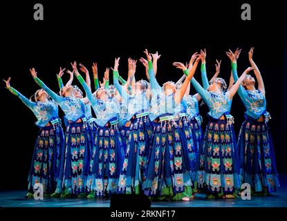 Bildnummer: 57107639  Datum: 25.02.2012  Copyright: imago/Xinhua (120225) -- MELBOURNE, Feb. 25, 2012 (Xinhua) -- Dancers from the folk song and dance company of southwest China s Guizhou province perform in Melbourne, Australia, Feb. 25, 2012. Nearly 2,000 audience watched the show. (Xinhua/Bai Xue) (dzl) AUSTRALIA-CHINESE-FOLK DANCE-PERFORMANCE PUBLICATIONxNOTxINxCHN Kultur Tanz Aktion x0x xsk 2012 quer      57107639 Date 25 02 2012 Copyright Imago XINHUA  Melbourne Feb 25 2012 XINHUA Dancers from The Folk Song and Dance Company of Southwest China S Guizhou Province perform in Melbourne Aust Stock Photo